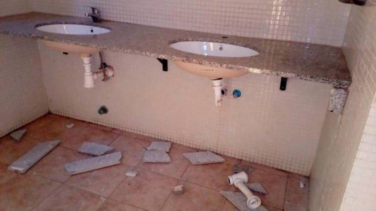 Destrozan los baños de Playa Bastián