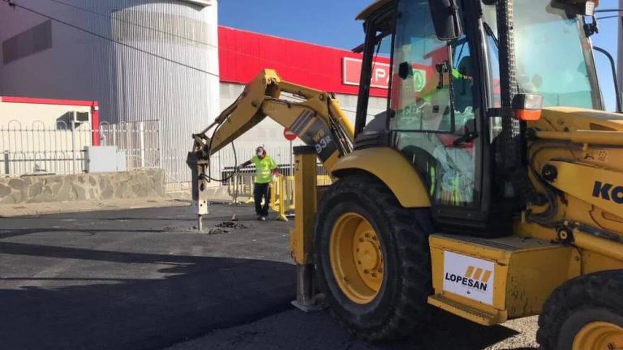 Lopesan ejecuta ya el asfaltado del parque empresarial de El Goro