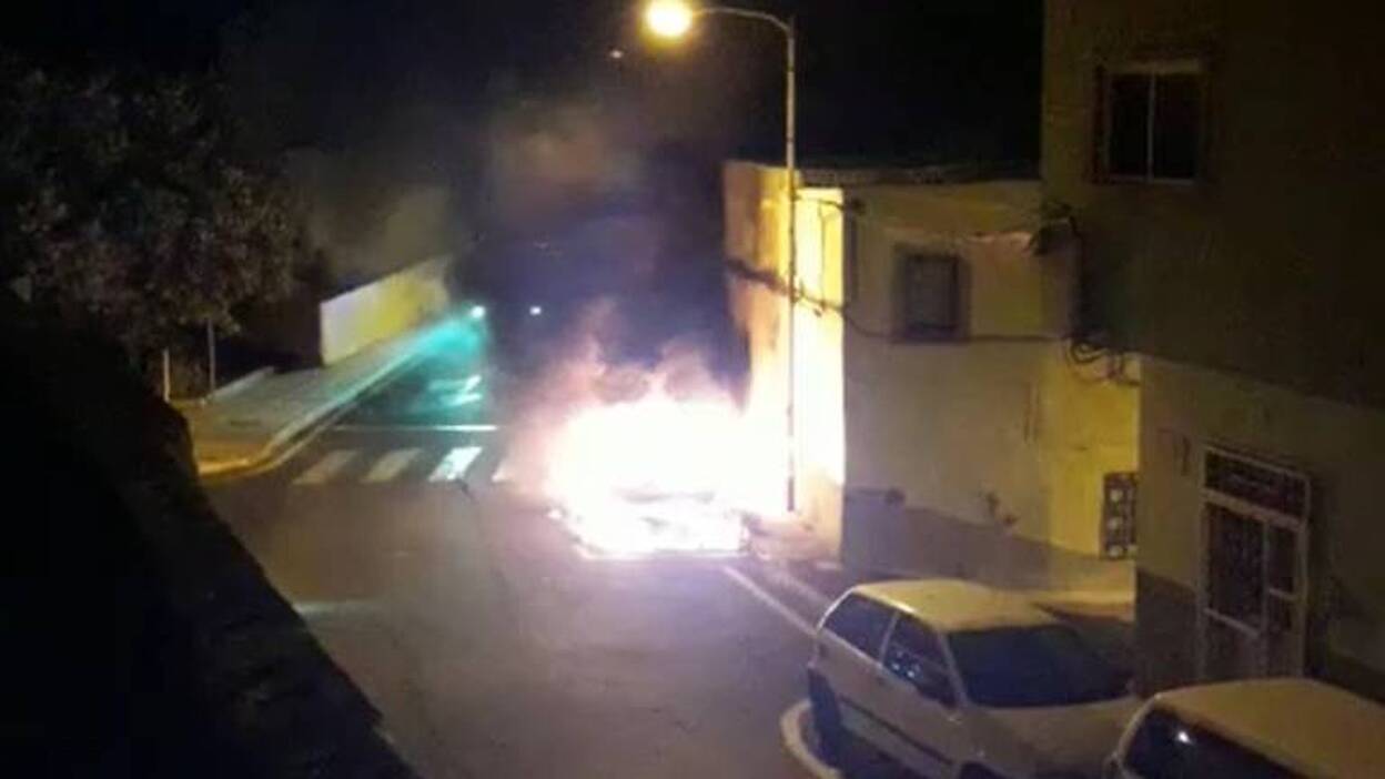 Aparatoso incendio de un coche en Sardina