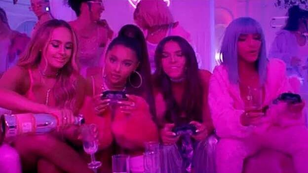 Ariana Grande se lo pasa de lujo en su nuevo videoclip: 7 Rings