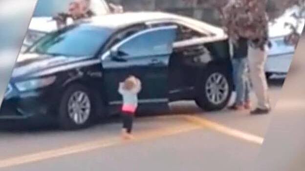 Un bebé sale con las manos arriba y se “entrega” a la policía