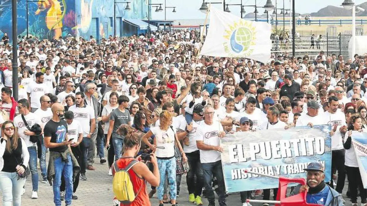 Corralejo reúne a 1.500 personas al grito de ‘Lobos para todos’