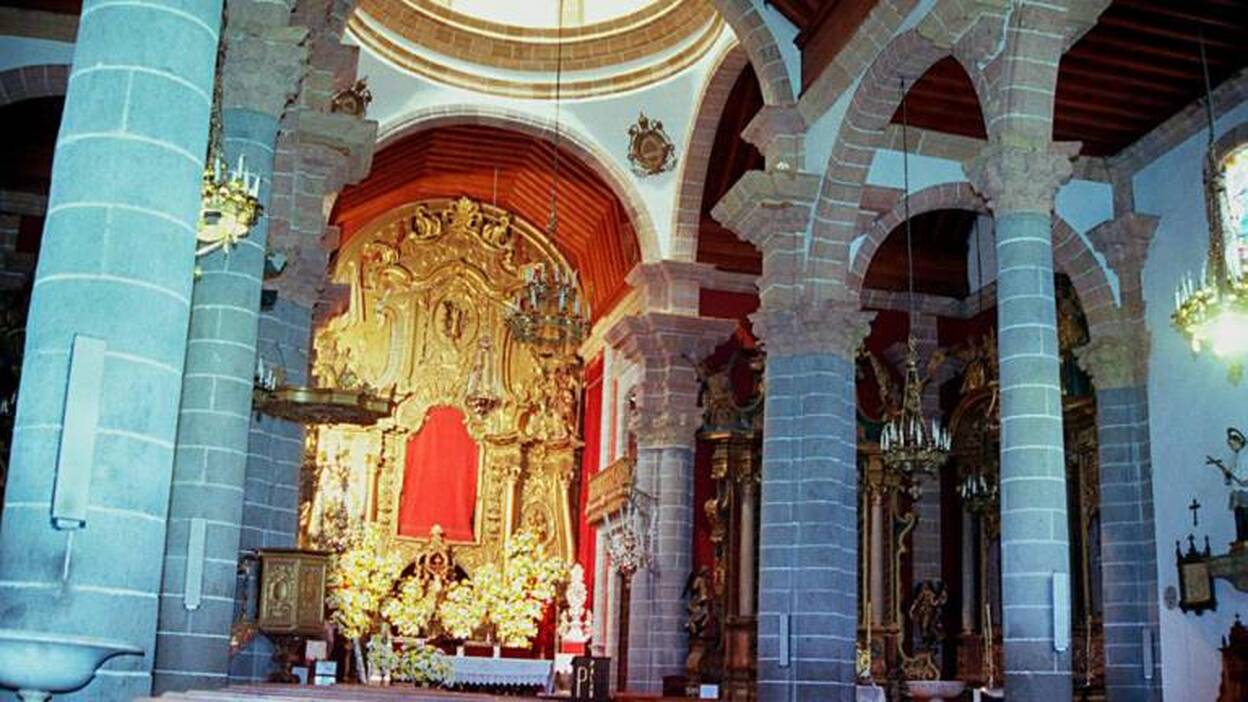 Pequeños desprendimientos en el interior de la basílica de Teror
