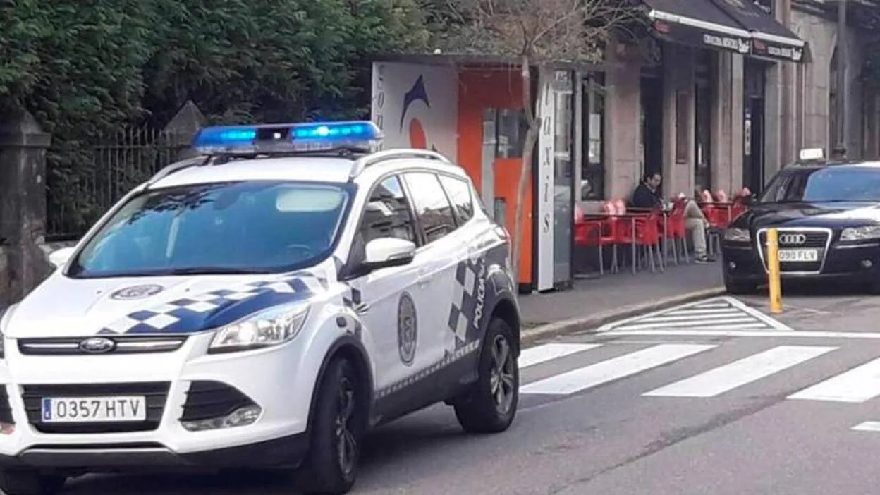 Hallan tres menores encerrados en un coche por su abuelo, que se fue a un bar