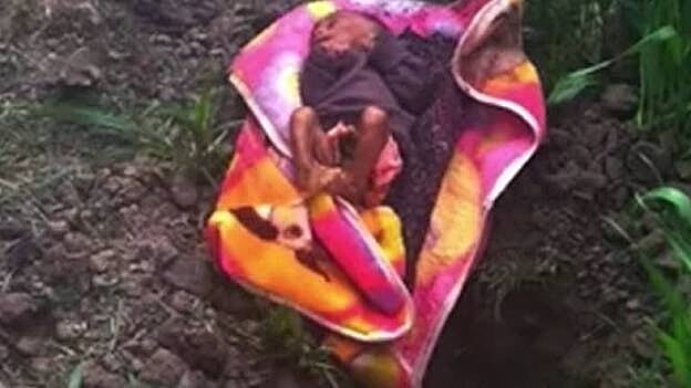 Una bebé de 20 días fue rescatada tras ser enterrada por sus padres en la India