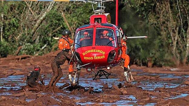 En busca de 305 desaparecidos al romperse una presa en Brasil