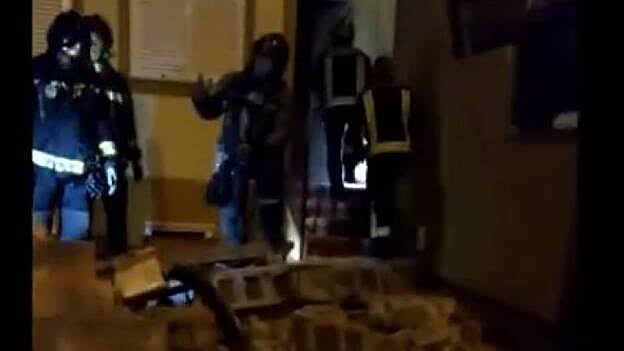 Se da a la fuga y se empotra contra una casa