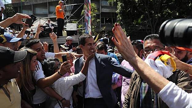 Juan Guaidó, antes de pronunciar un discurso en la marcha opositora este sábado en Caracas (Venezuela). / Efe