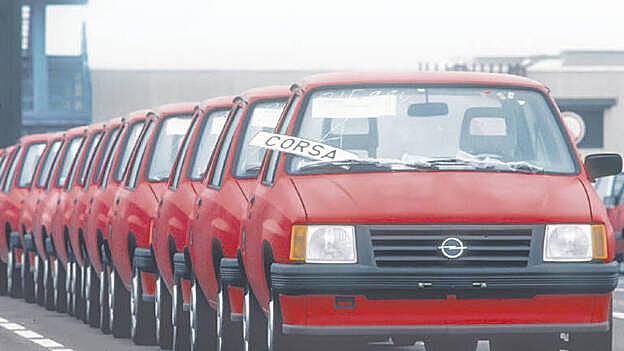 Una remesa de Corsa A recién salidos de la cadena de montaje / C7