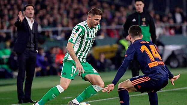 El centrocampista del Betis Joaquín Sánchez (i) pelea un balón con el defensa del Valencia José Gayá en una jugada del partido de ida de semifinales de la Copa del Rey que los dos equipos juegan esta noche en el estadio Benito Villamarín. / Efe.