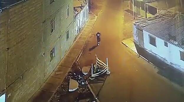 Cae por una alcantarilla por distraerse con su móvil