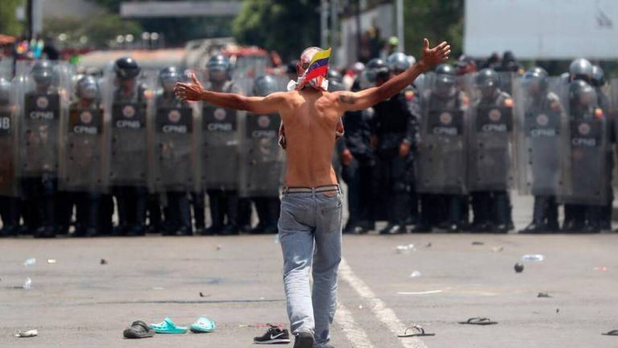 Tensión fronteriza en Venezuela con víctimas, quema de ayuda y deserciones