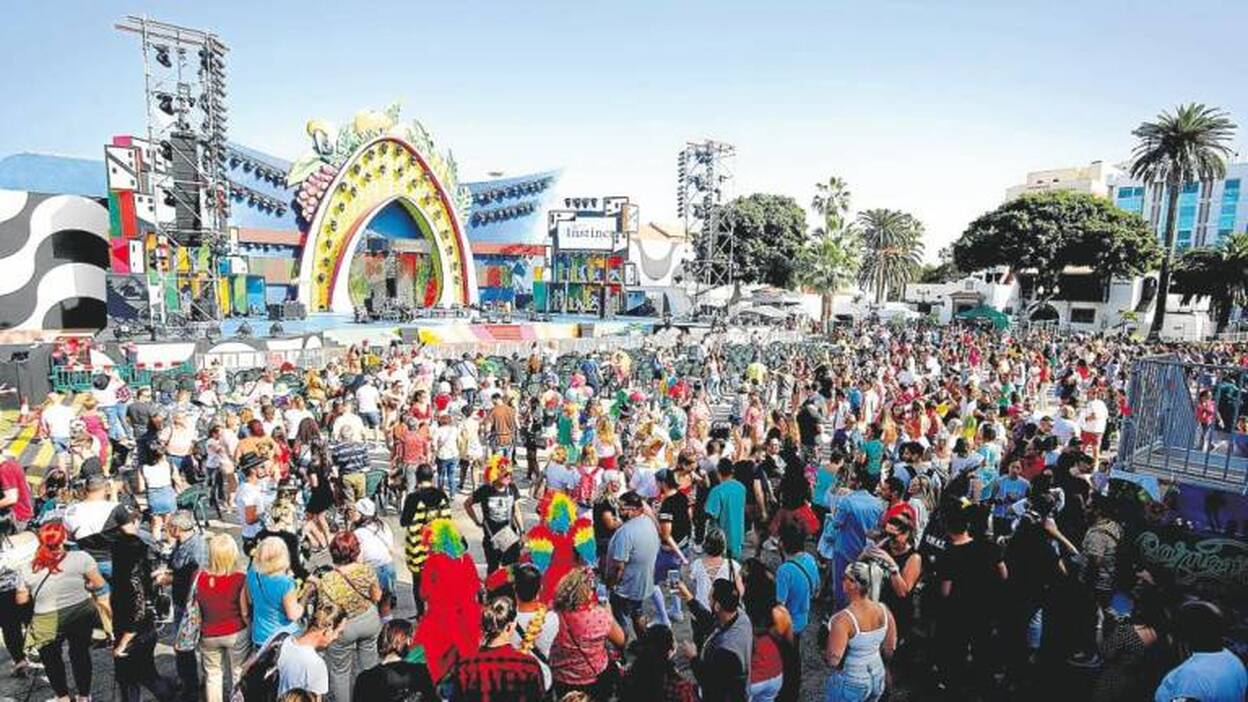 Santa Catalina bailó pese al fiasco del cantante