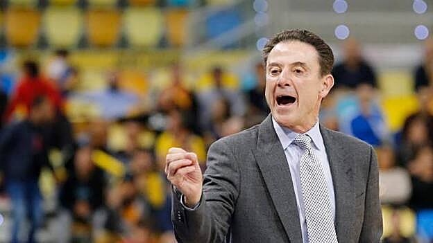 El entrenador del Panathinaikos, Rick Pitino, durante el partido de la Euroliga contra el Herbalife Gran Canaria que ambos requipos disputaron este jueves en el Gran Canaria Arena. / Efe.