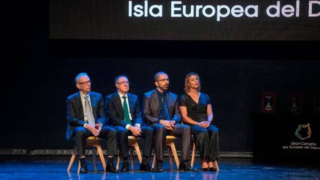 Foto de familia de los cuatro premiados con el galardón Isla Europea del Deporte en la edición 2018