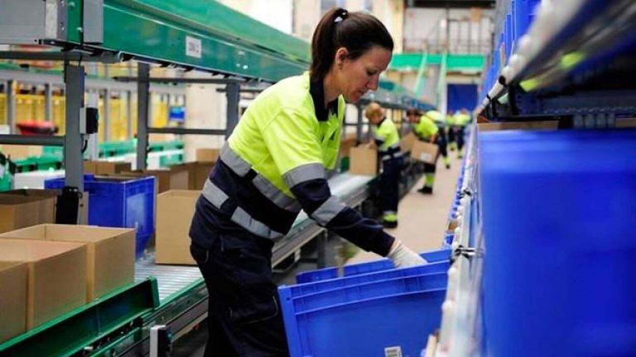 Las canarias cobran 2.500 euros menos que los hombres