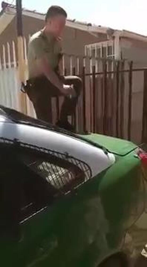 Un perro agradece a un policía que lo rescatara