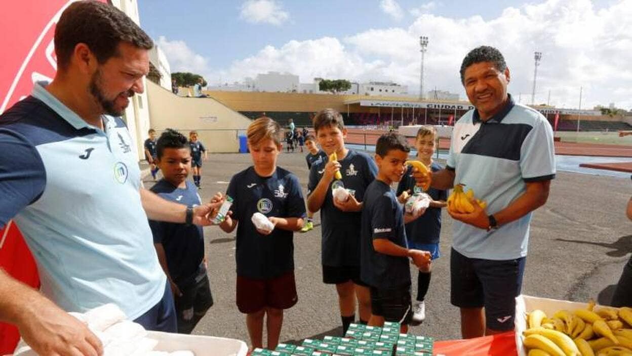 Donato y Benjamín ayudan a formar a jóvenes futbolistas