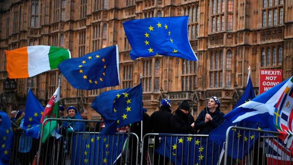 El Parlamento británico decide si pide una prórroga del "brexit"