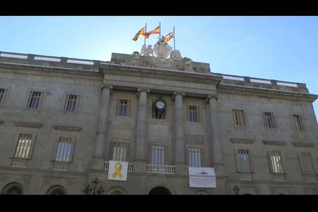Torra mantiene los lazos amarillos y alega "dificultad legal" para acatar la JEC