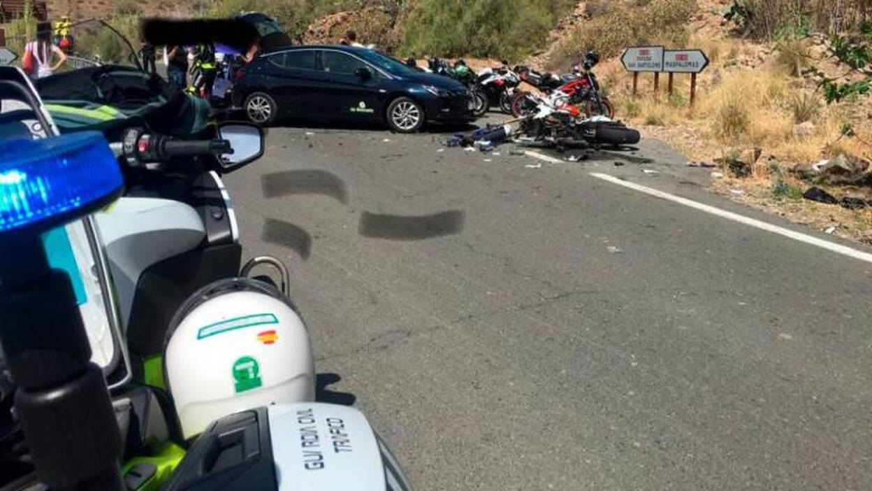 El coche que chocó con tres motos salió de un ‘stop’ sin visibilidad