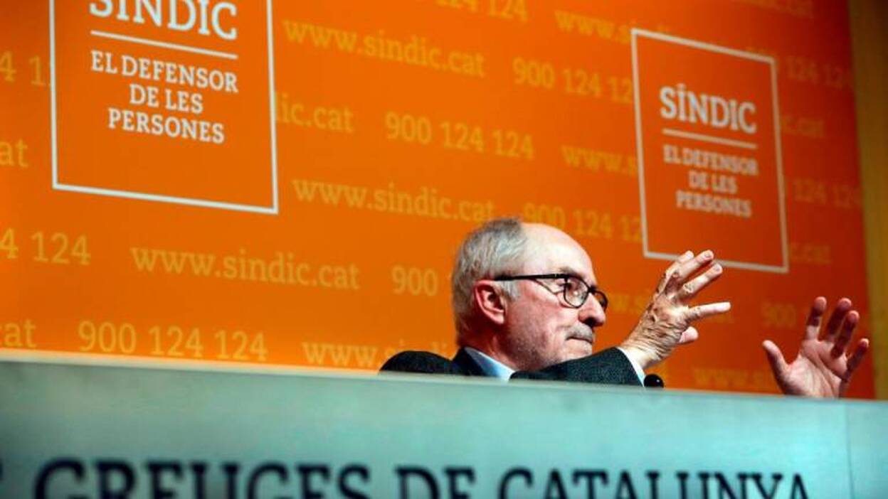 El defensor catalán del pueblo exige la retirada de lazos amarillos