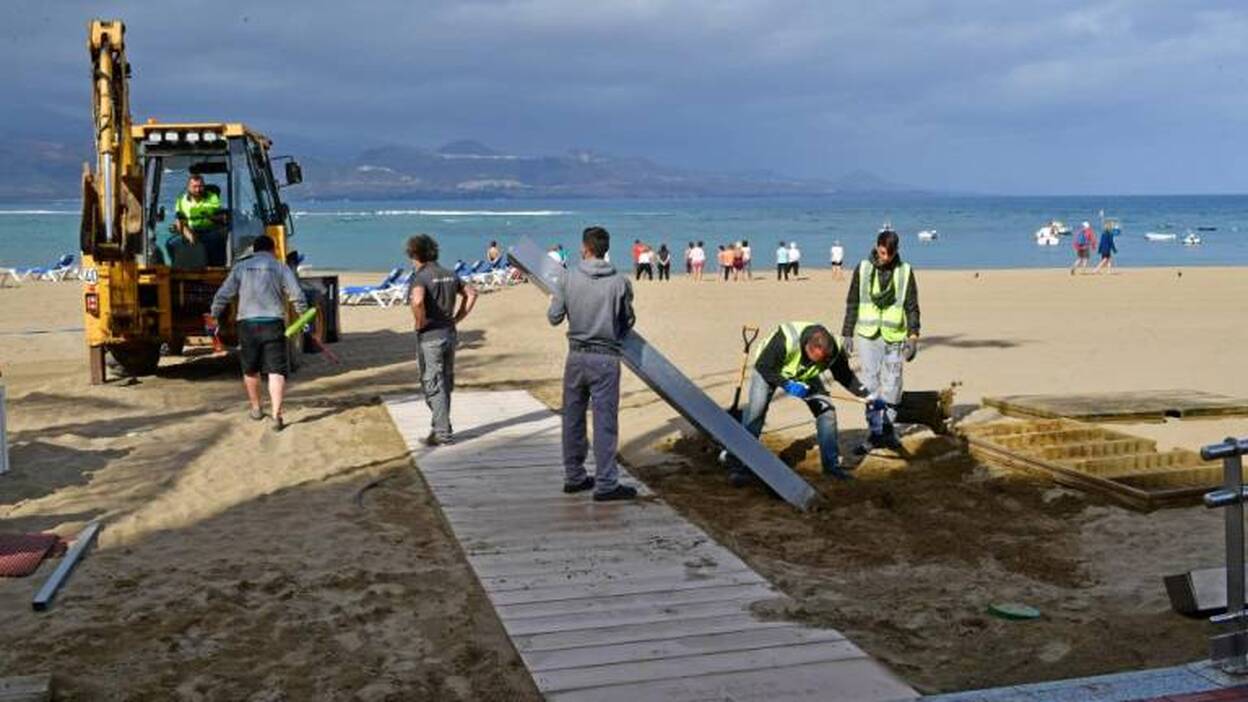 Las Canteras estrena suelo en duchas y pasarelas