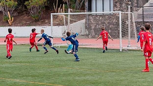 Alejandro, tras marcar el gol, corre jubiloso a celebrarlo. /  C7