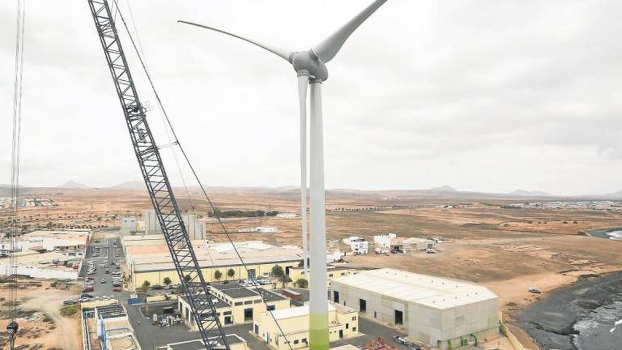 El nuevo aerogenerador del CAAF  produce el 28% del agua desalada