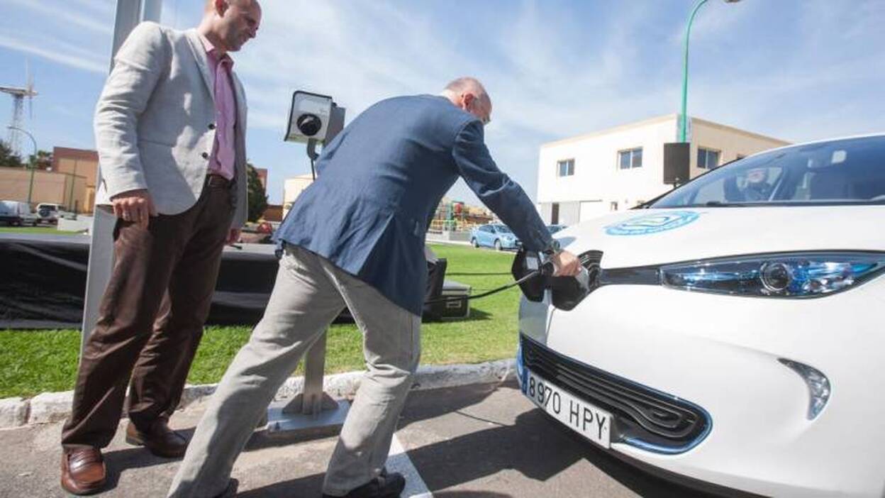 El Parlamento elimina el IGIC a coches eléctricos, híbridos y de gas