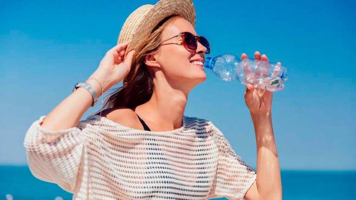 El agua envasada llena la despensa