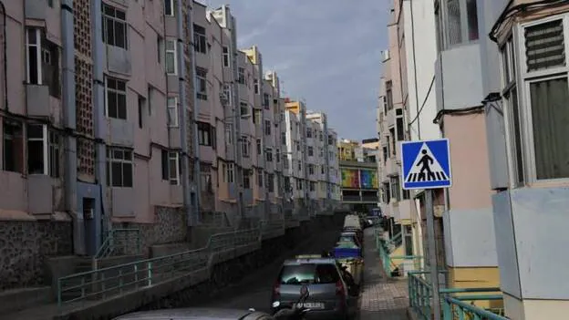Urbanismo urge a 26 bloques de Las Rehoyas a elegir nueva casa