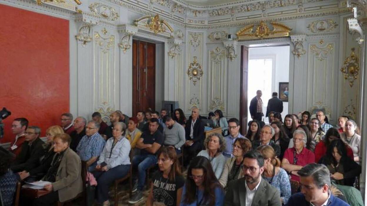 Carril bici con algunos aparcamientos
