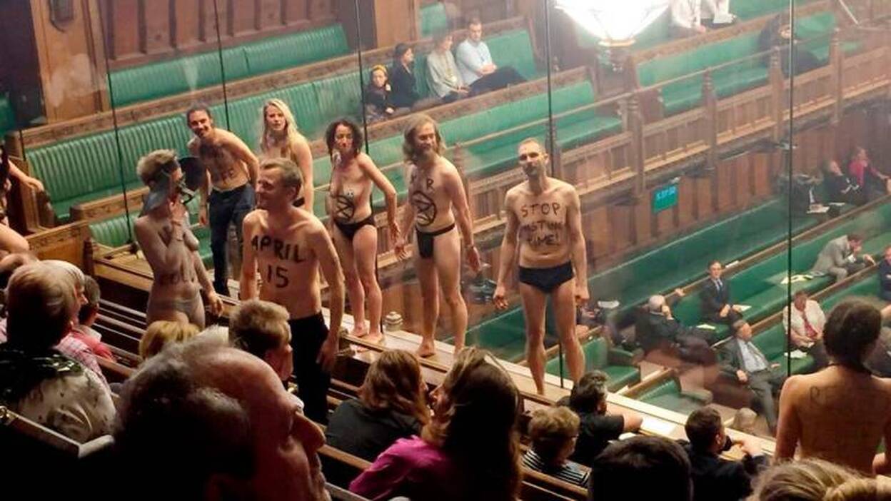 Activistas climáticos se desnudan durante el debate del ‘brexit’