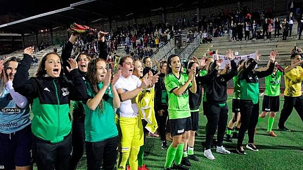 Las jugadoras del Fernaguín reconocieron el esfuerzo del Unión Viera al terminar el partido.