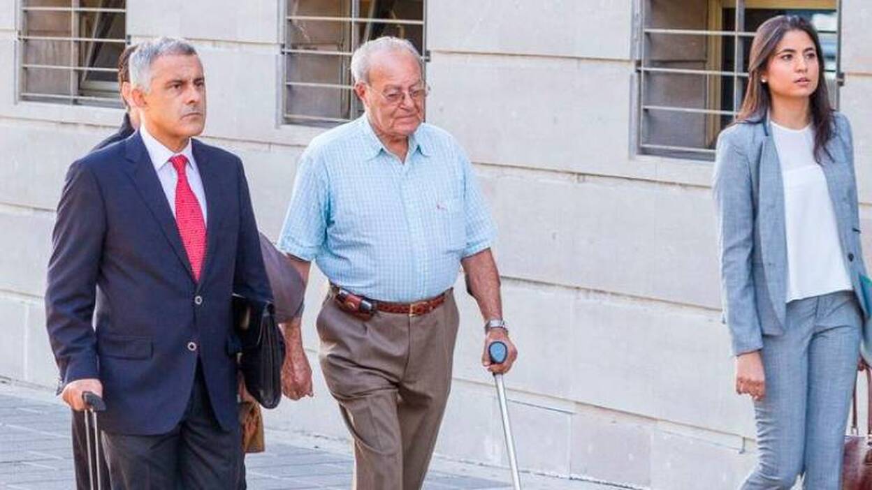 Dos médicos forenses evalúan el estado de salud de Ignacio González