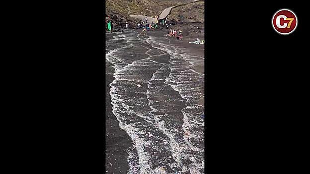 Los microplásticos invaden la costa de Arico