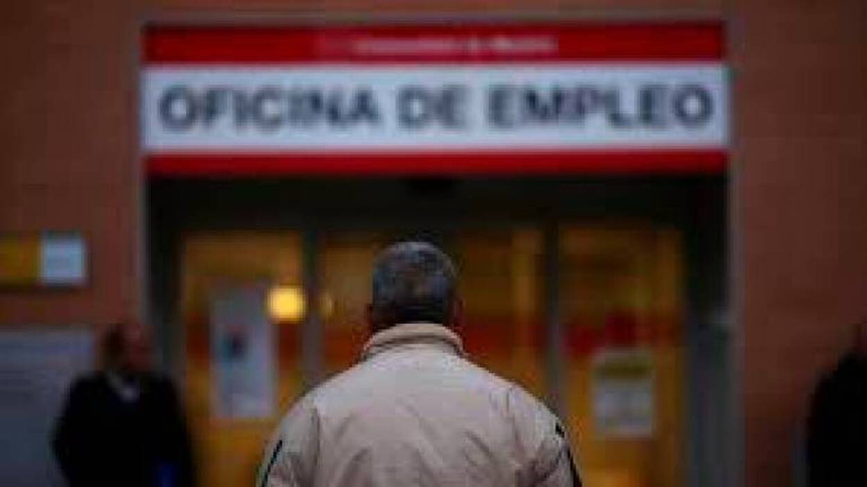 El paro baja en 33.956 personas a nivel nacional