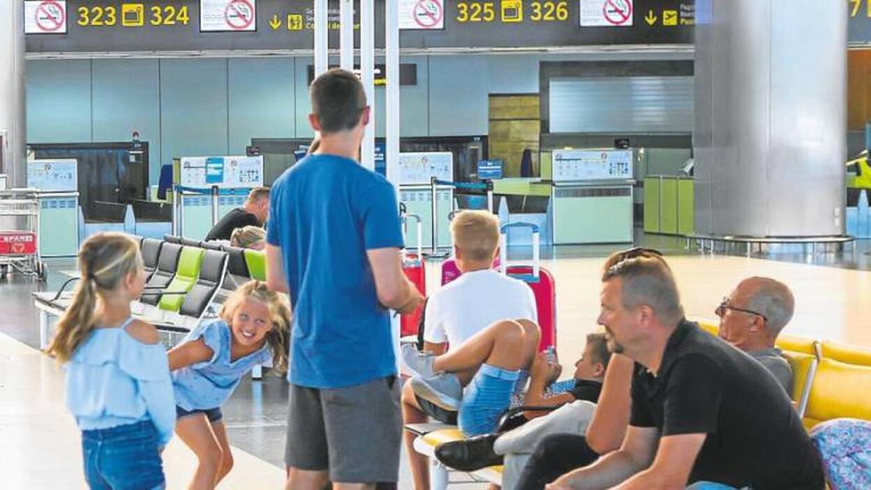 NC reclama que los vuelos con la península tenga límite de precio