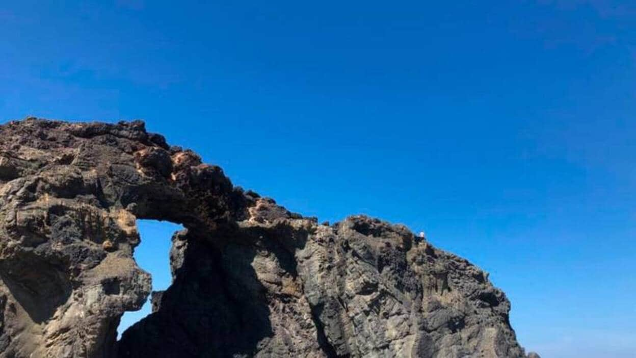 No es una gaviota: es alguien escalando el arco de El Jurado