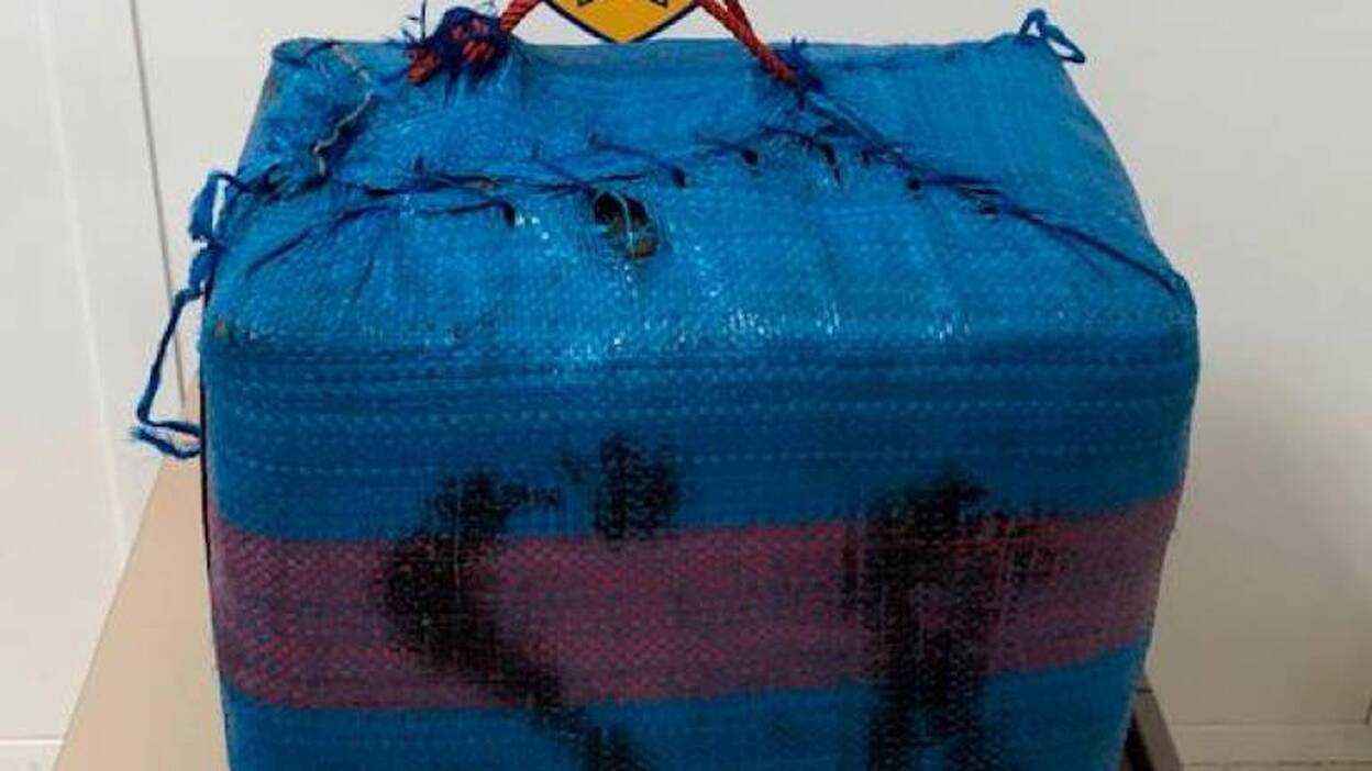 Hallan un fardo de hachís en una playa de Puerto del Carmen