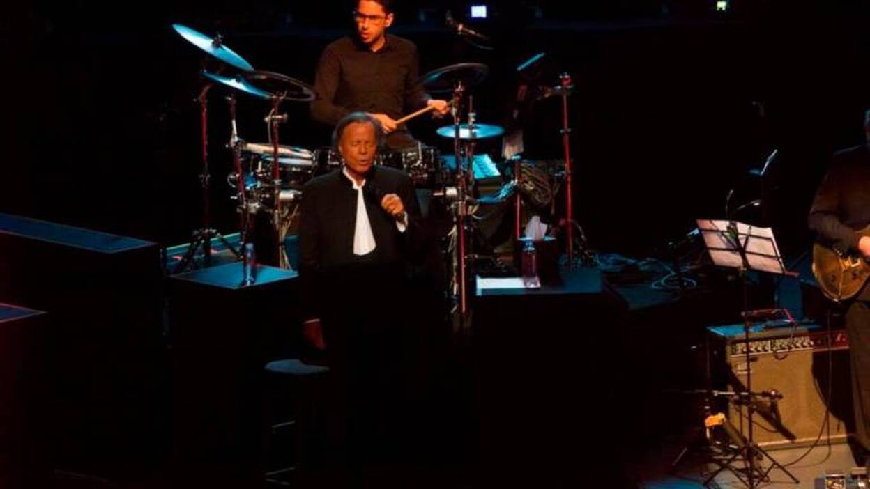 Julio Iglesias seduce a México en el concierto de sus 50 años de carrera