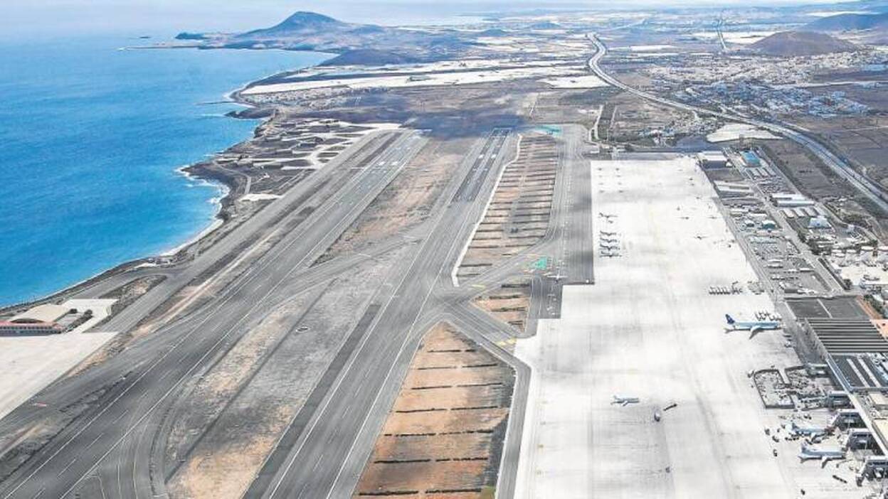 Aena licita la obra para estirar la vida de las dos pistas de Gando