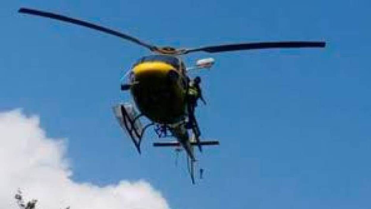 Rescatan en helicóptero a una excursionista atrapada en una pared vertical