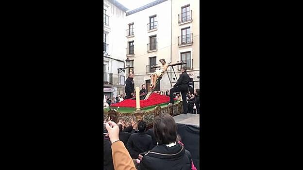 Un Cristo cae y se rompe en plena procesión