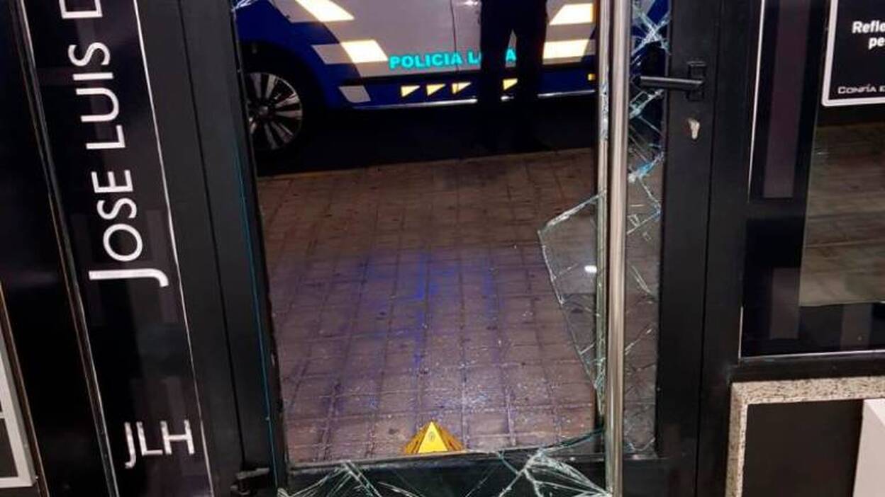 Entran con una piedra y roban en una peluquería