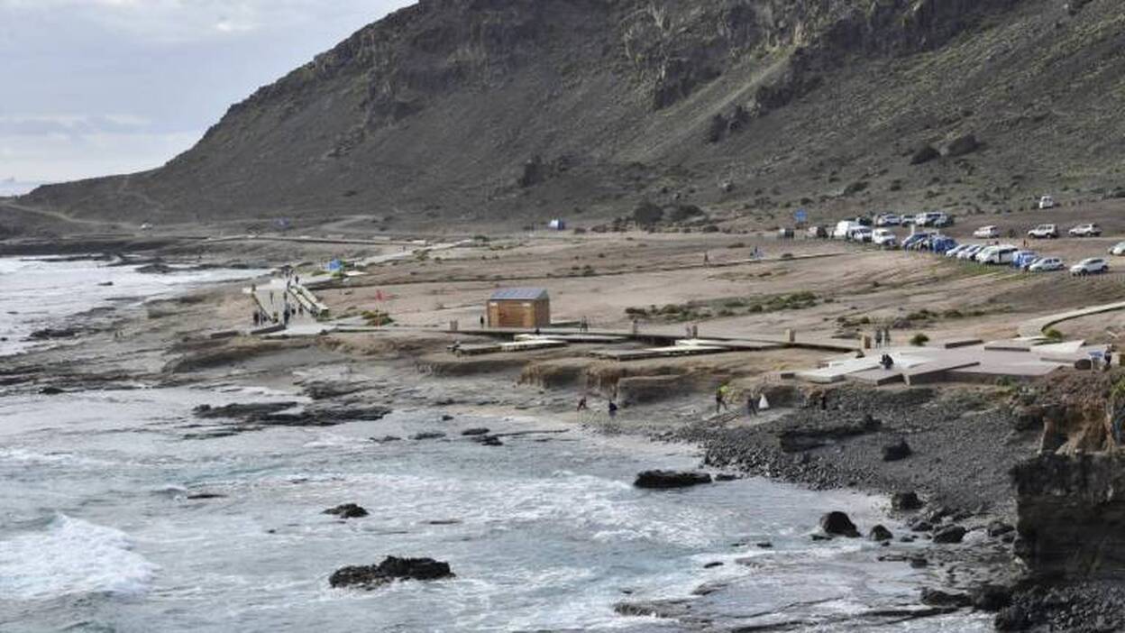 La playa del Confital cumple hoy dos años cerrada al baño