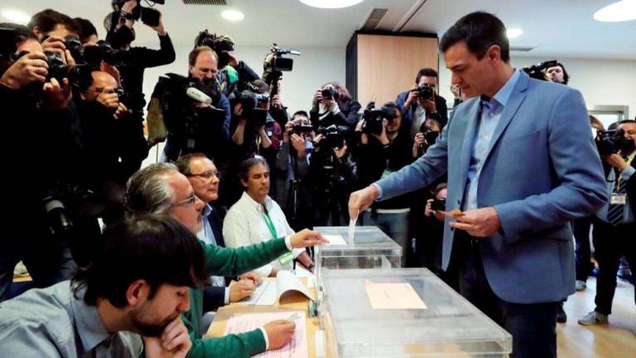 Pedro Sánchez, el primer candidato en votar