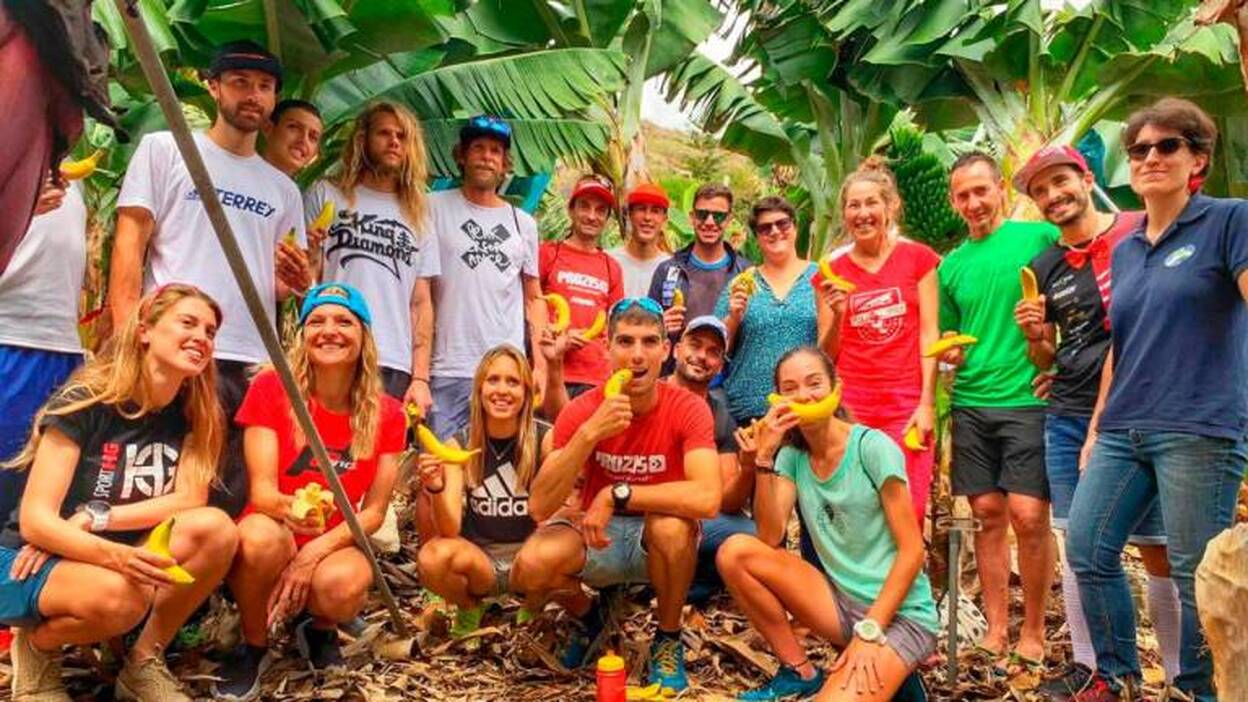 Los principales corredores de Transvulcania 2019 se acercan al cultivo de Plátano de Canarias