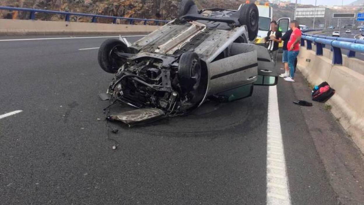 Aparatoso vuelco de un turismo en la GC-3